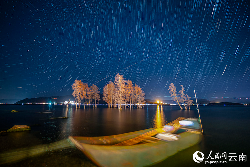 星軌和流星雨在洱海上空浪漫邂逅。王旭光攝