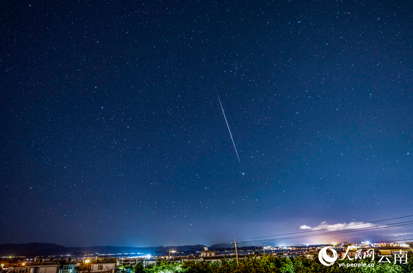 流星雨劃過洱海上空。王旭光攝