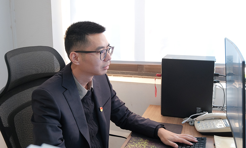 邹陈刚正在审理合同。