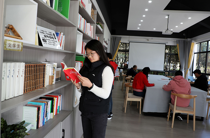 學生等人員在工會驛站看書學習。