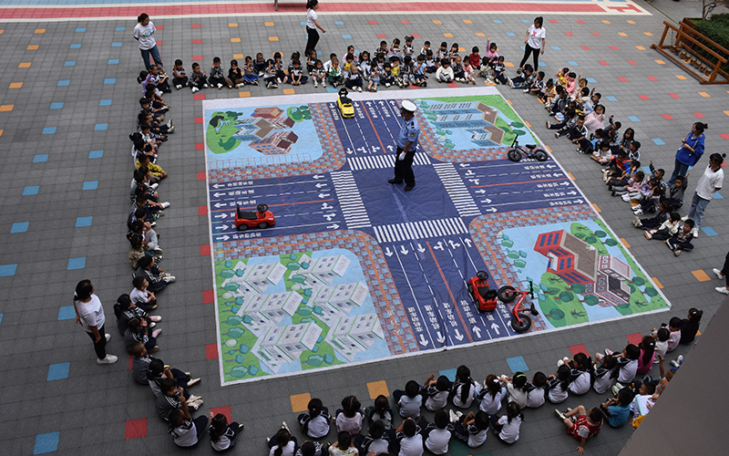 師宗縣公安局交警大隊“交通安全進校園活動”走進哆來咪幼兒園。