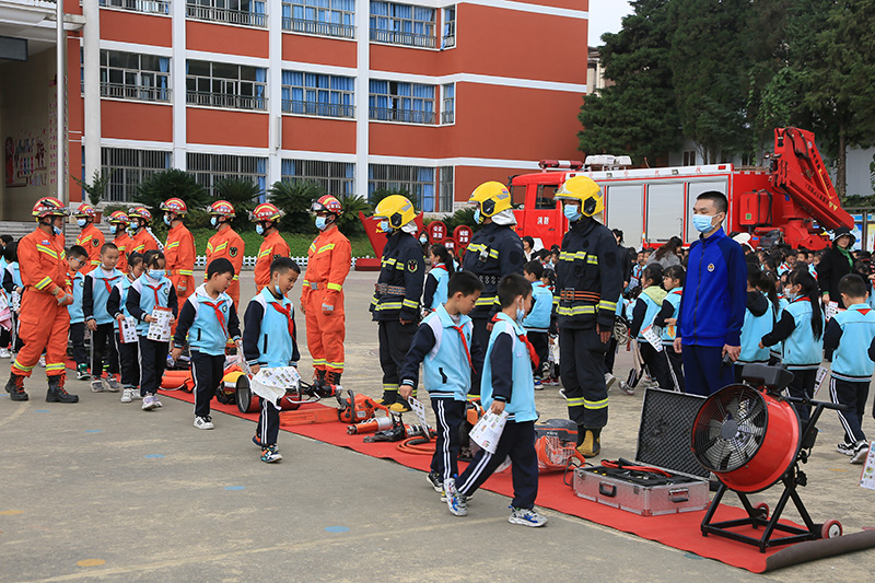師宗縣丹溪小學學生參觀消防器具。