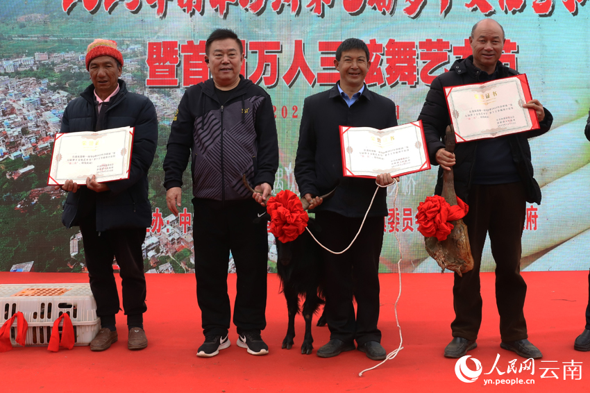 “萝卜王”获得者领奖。人民网记者 刘怡摄