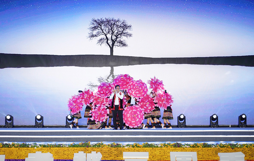 第七届中老越三国丢包狂欢节暨2023年中老越三国（普洱）边境商品交易会迎宾文艺晚会现场。江城县融媒体中心供图