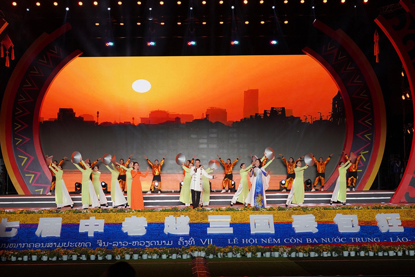 第七届中老越三国丢包狂欢节暨2023年中老越三国（普洱）边境商品交易会迎宾文艺晚会现场。江城县融媒体中心供图