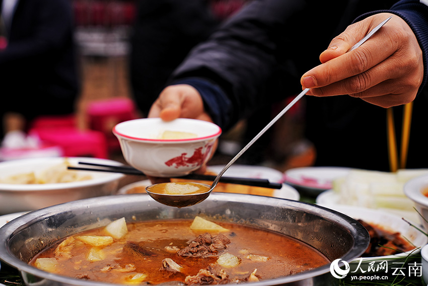 萝卜宴里的羊肉炖萝卜。人民网记者 刘怡摄