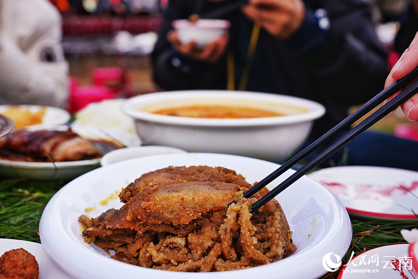 萝卜宴里的萝卜条粉蒸肉。人民网记者 刘怡摄