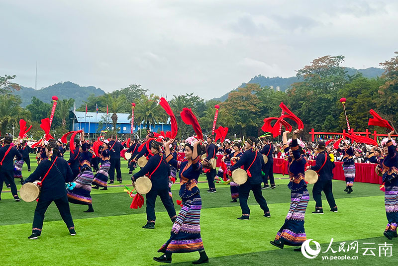第七届中老越三国丢包狂欢节开幕式现场方阵巡演。人民网 雷霁摄