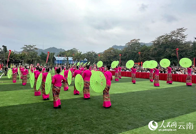 第七届中老越三国丢包狂欢节开幕式现场方阵巡演。人民网 雷霁摄