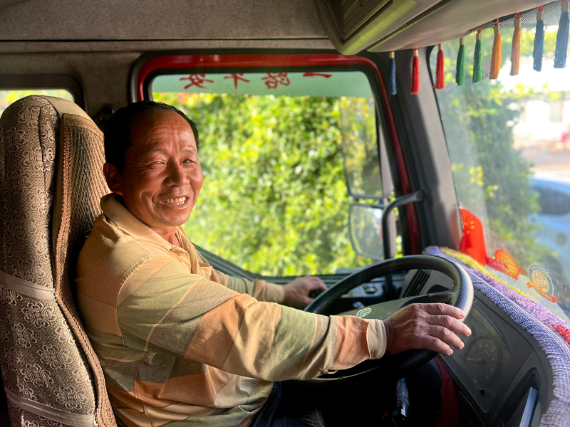 李金坐在其貨車內（非駕駛狀態）。朵麗娜攝.jpg