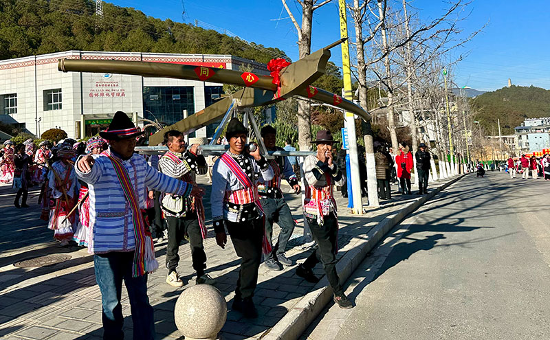 身着民族服饰的群众抬着“同心弩王”上街巡游