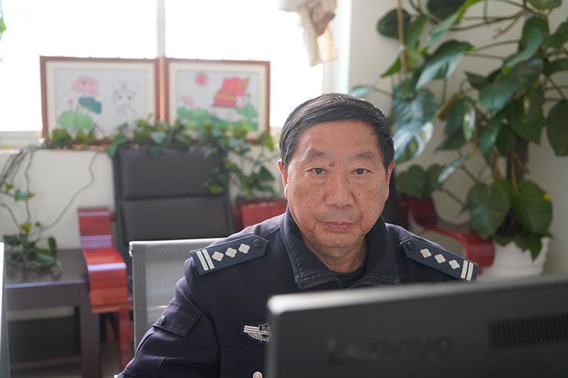 耿尚才在工作岗位。云南省公安厅供图
