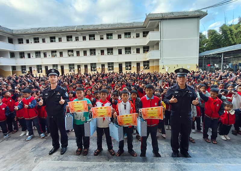 民警到学校对4名学生进行奖励。 西双版纳边境管理支队供图