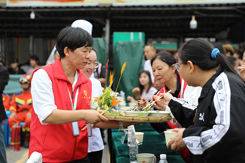 市民游客感受暖冬元江的美食文化氛围