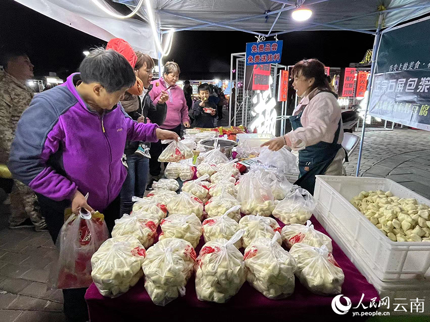 【2】“東川大集”第四季活動特色小吃和美食集市帶火了“夜經濟”。人民網-雷霽攝