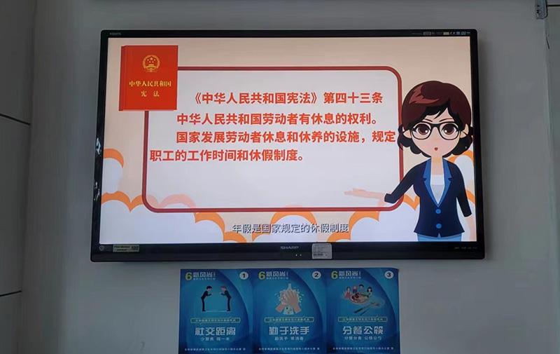 在办证大厅电子显示屏播放宪法宣传视频。徐凤梅摄