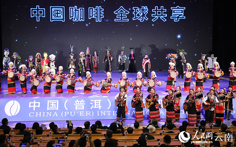 身着民族服装的演员们在开幕式上表演节目。人民网记者 李发兴摄
