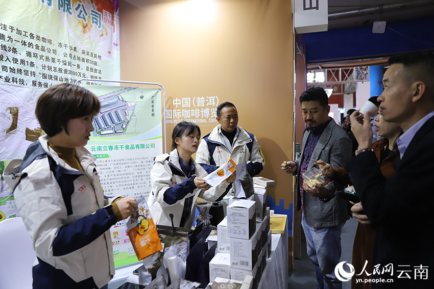 工作人員向客商推介產品。人民網記者 李發興攝