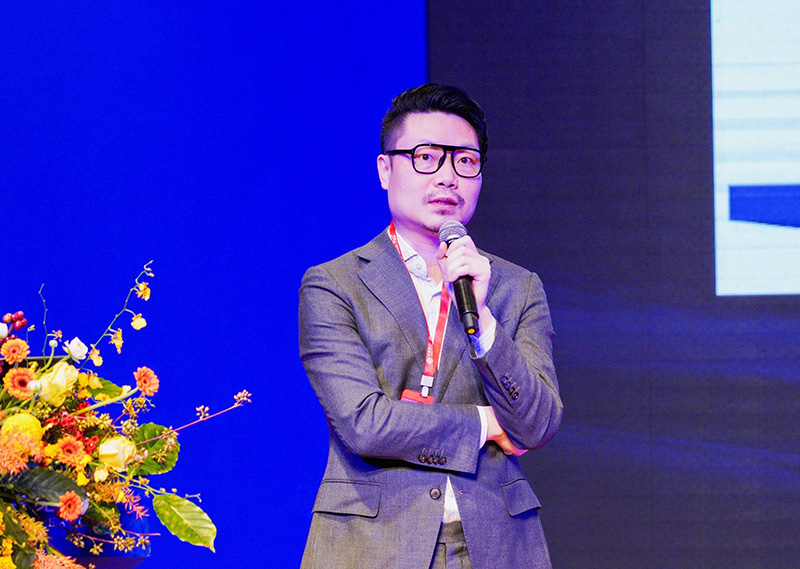 库迪咖啡首席运营官李颖波在中国咖啡产业创新发展论坛上发表主题演讲。普洱市融媒体中心供图