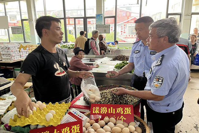 :民警在農貿市場內檢查食品安全開展冷藏冷凍食品專項檢查行動。