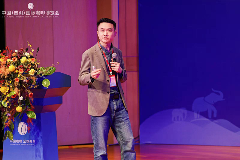 【1】上海明谦食品有限公司联合创始人兼CEO涂伟城，发表了题为《本土品牌的云南供应链及品牌化建设之路》的主题演讲。普洱市融媒体中心供图
