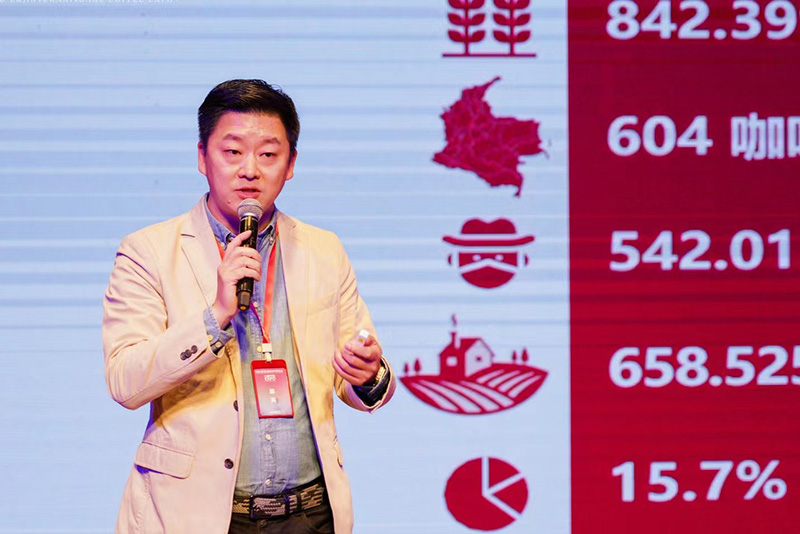 图二-吴佳航作主题演讲。普洱市融媒中心供图