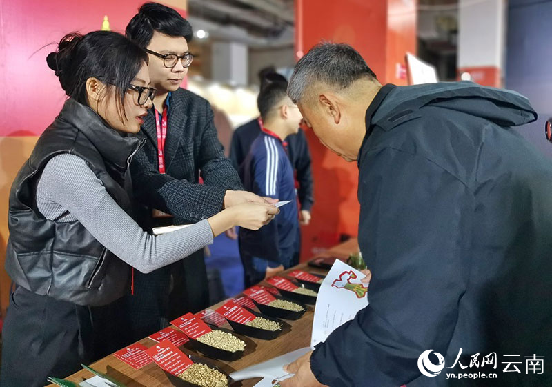 图二-阮明胜向中国客商介绍东南亚咖啡。人民网记者 刘怡摄