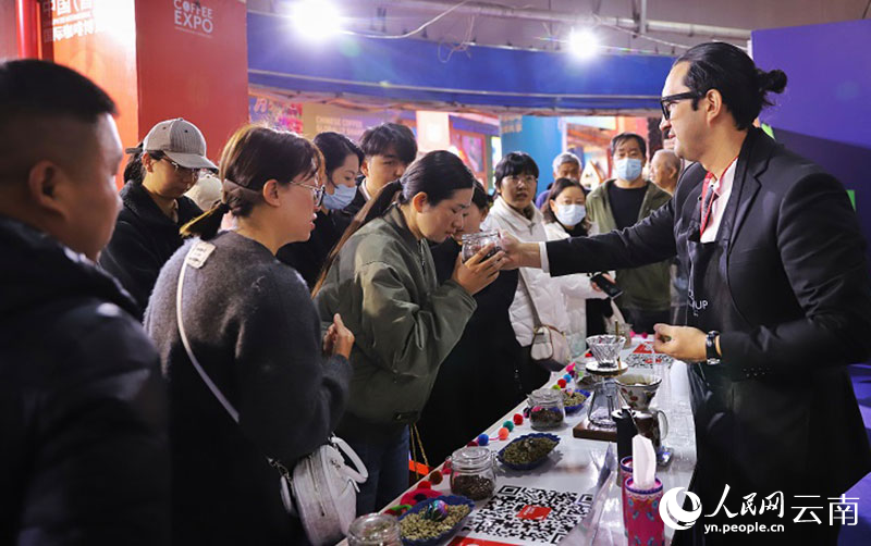 不少人簇拥在墨西哥展台前，品尝来自当地特色咖啡。人民网记者 李发兴摄