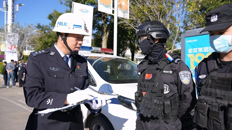 大理白族自治州公安局警務督察支隊王孔學對執勤民警輔警開展督察工作。
