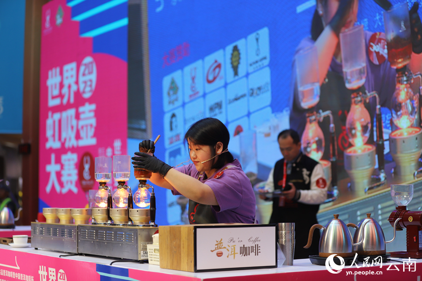 咖啡博览会上，参赛选手在比赛中。人民网记者 李发兴摄