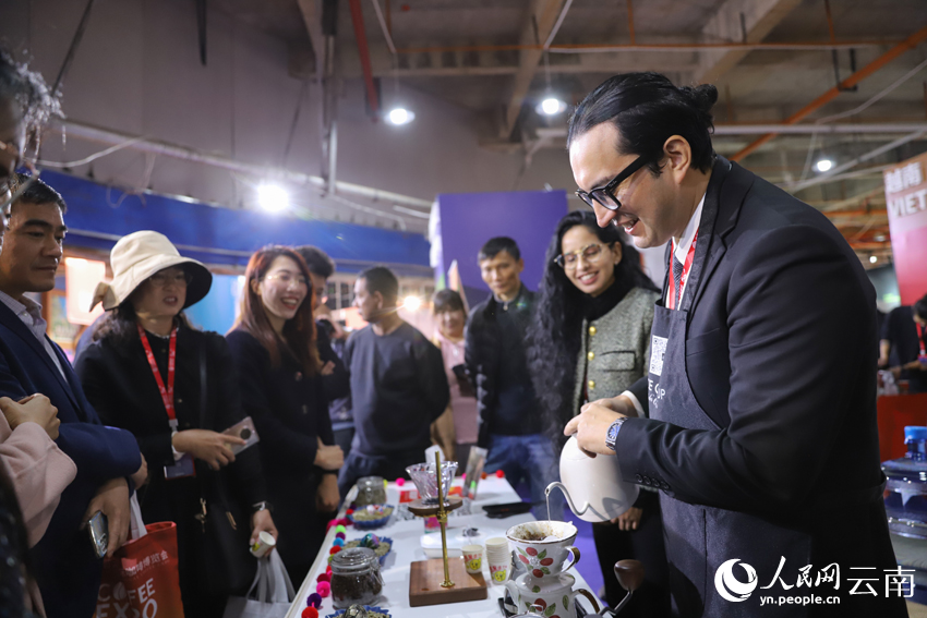 7咖啡博览会国际展区，来自国外的咖啡师正在为参观者制作咖啡。人民网记者 李发兴摄