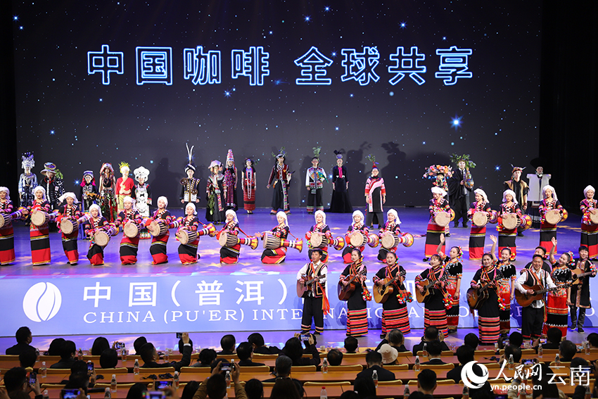 身著民族服裝的演員們在開幕式上表演節目。人民網記者  李發興攝