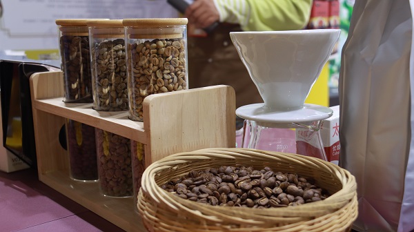 咖博會上鎮沅某企業展出的咖啡豆。鎮沅縣融媒體中心供圖