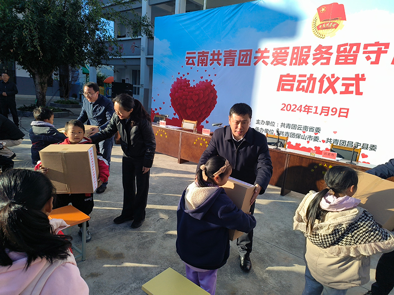 2.出席活動的領導為孩子們送上“愛心包”