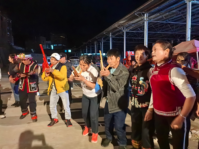 漫灣鎮文化廣場上，各族群眾相聚於此唱歌跳舞。景東縣融媒體中心供圖