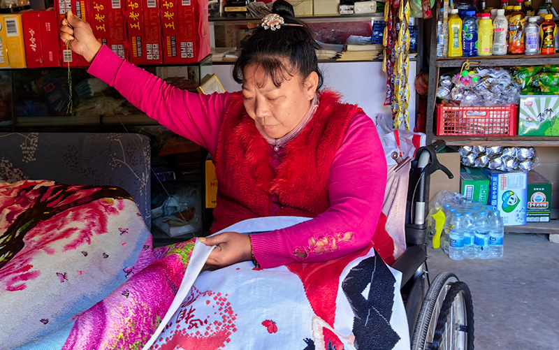 守店之余,王丽萍也绣十字秀。李静双摄