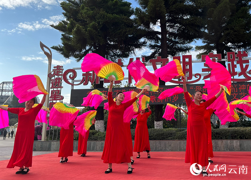 舞蹈《歡聚一堂》。人民網 尹馨攝