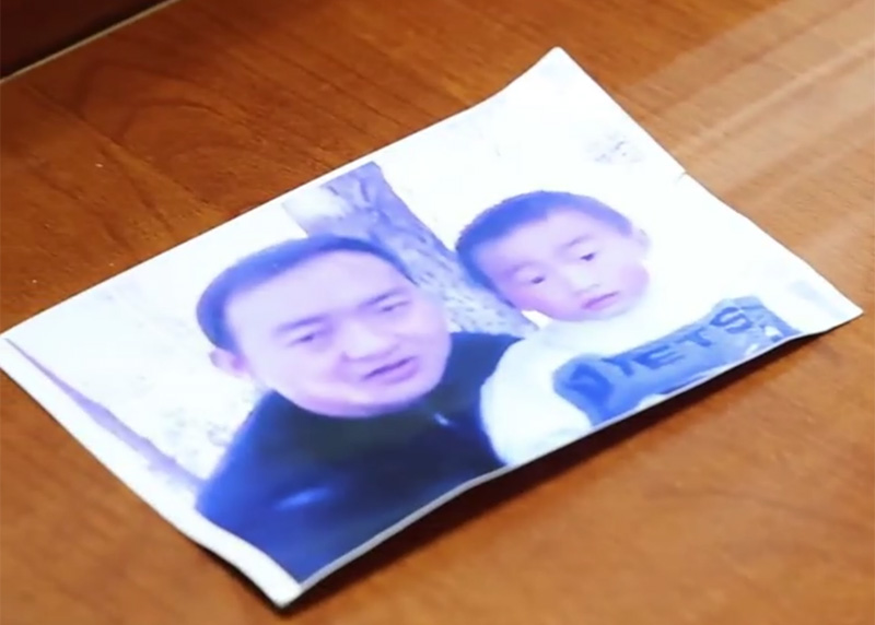 王崇龍和兒子王巍的合照。昭通市公安局供圖