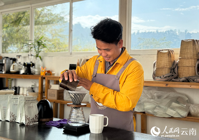 李明春在為庄園客人做手沖咖啡。人民網記者 蔡樹菁攝