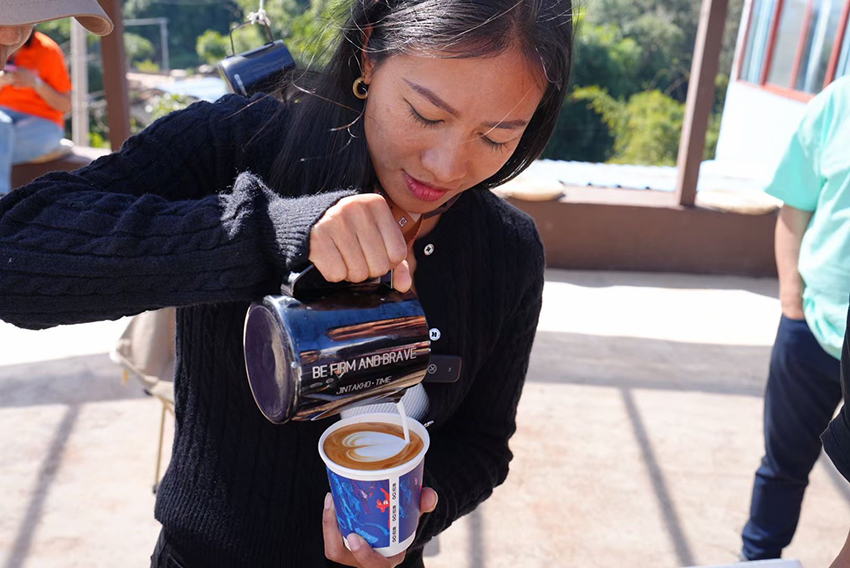 【圖2】趙梅在庄園為游客制作咖啡。-受訪者供圖
