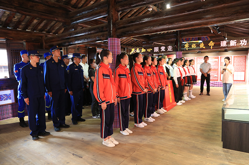师宗县人民法院团支部开展“我以青春致法徽”五四青年节活动。