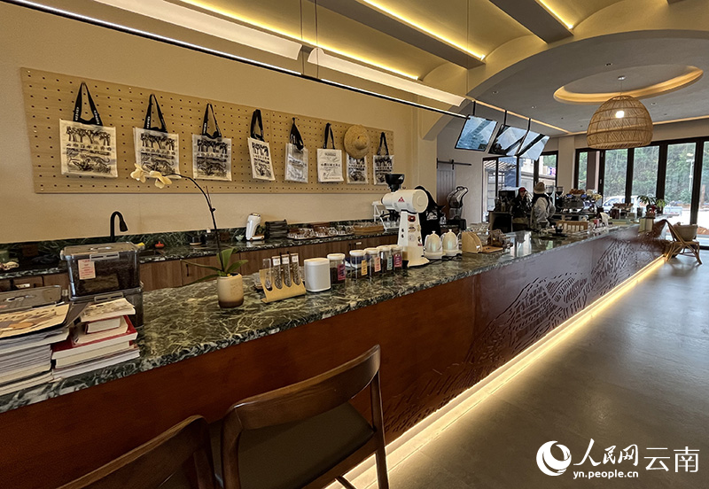 普洱大開河泰富來咖啡庄園的室內咖啡店兼具專業性和設計感。人民網 尹馨攝