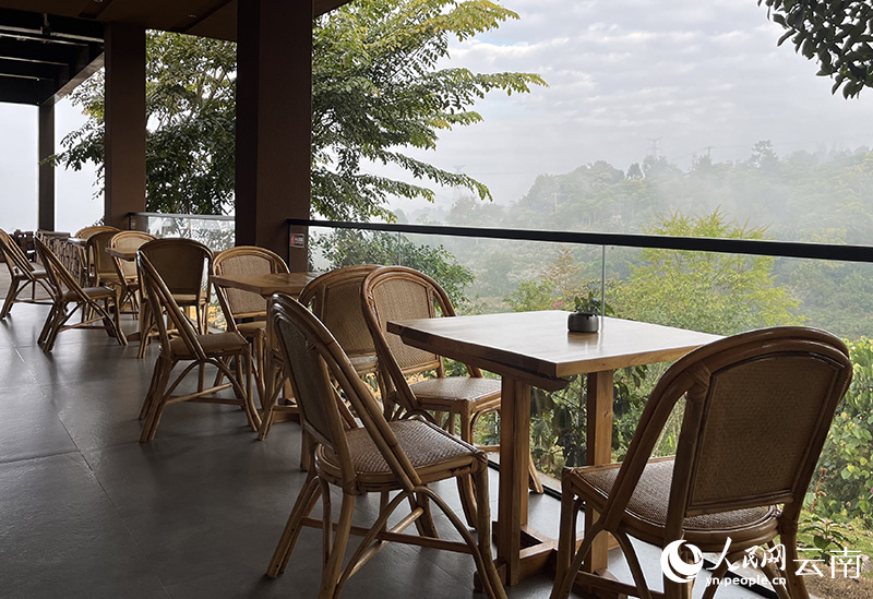 【圖3】早晨游客可在露台上一邊喝咖啡一邊欣賞山間風景。人民網-尹馨攝