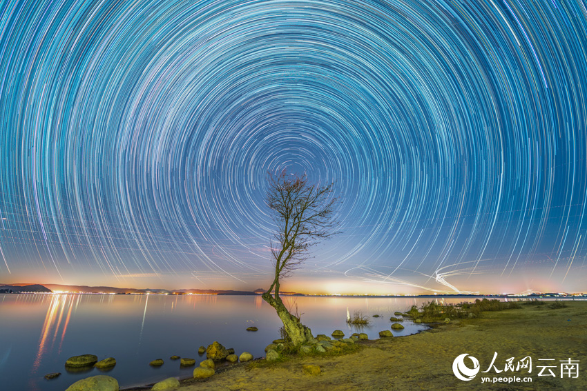 滇池南岸的星軌美景。宋光旭攝