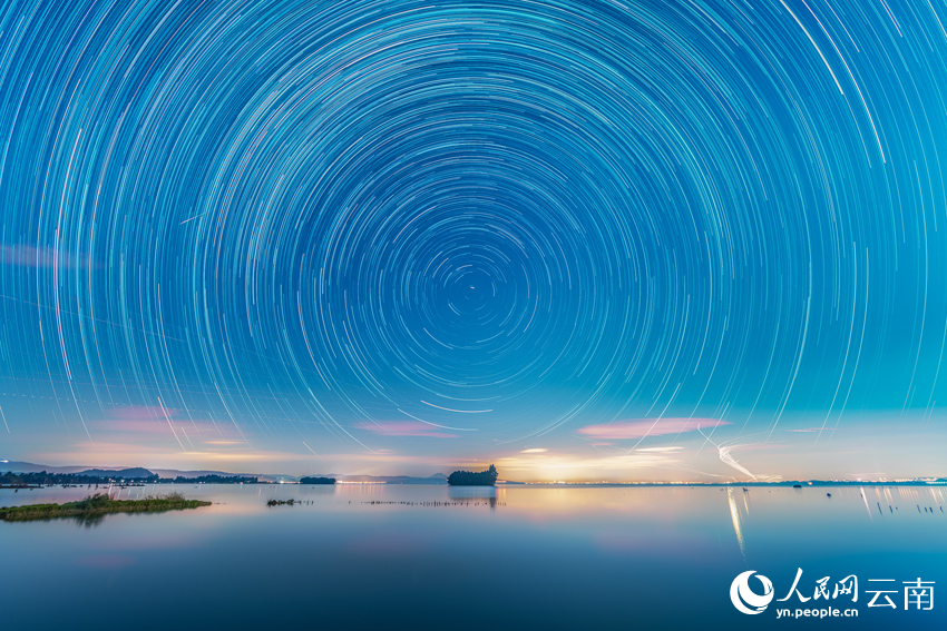 滇池南岸的星轨美景。宋光旭摄