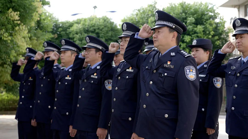 鹤庆县公安局民警重温入党誓词。