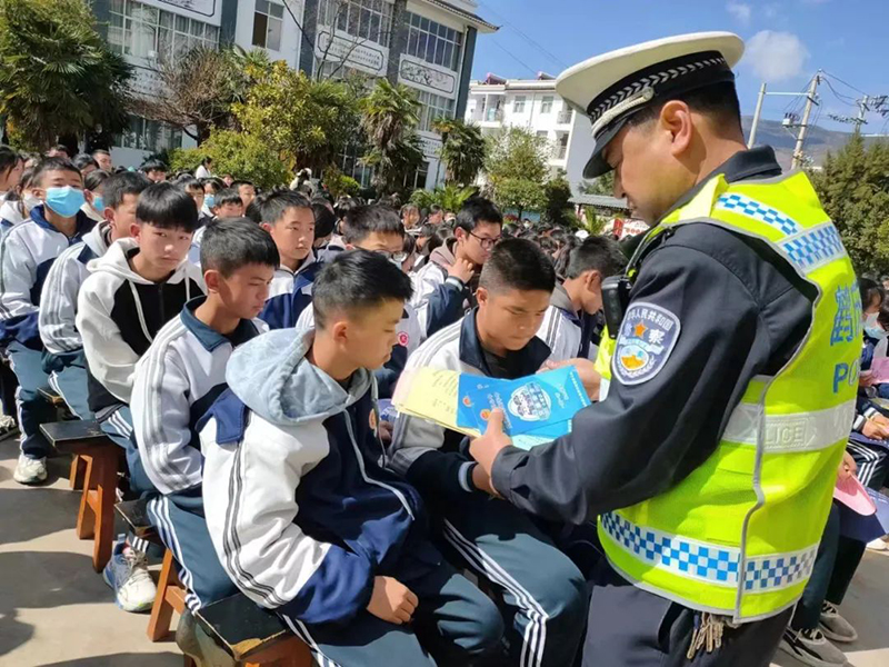 鹤庆县公安局民警对学生宣传安全知识。