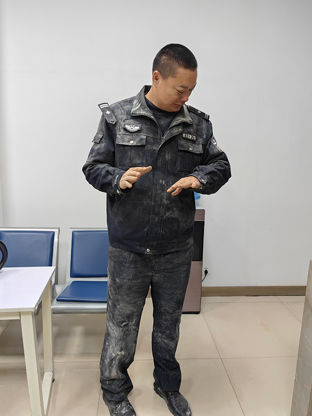 “灰頭土臉的”民警-雲南省公安廳新聞辦公室供圖