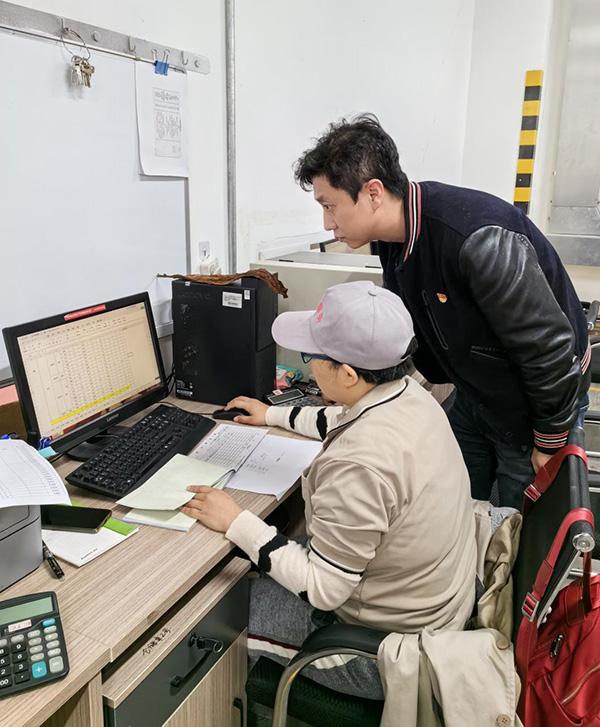 秦楠指导工作人员开展业务。范昱明摄