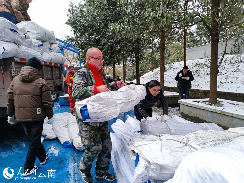 救援工作已紧急调用救灾帐篷100余顶。秦磊摄
